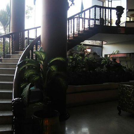 The Woods Manor Mg Road Hotel Kochi Kültér fotó