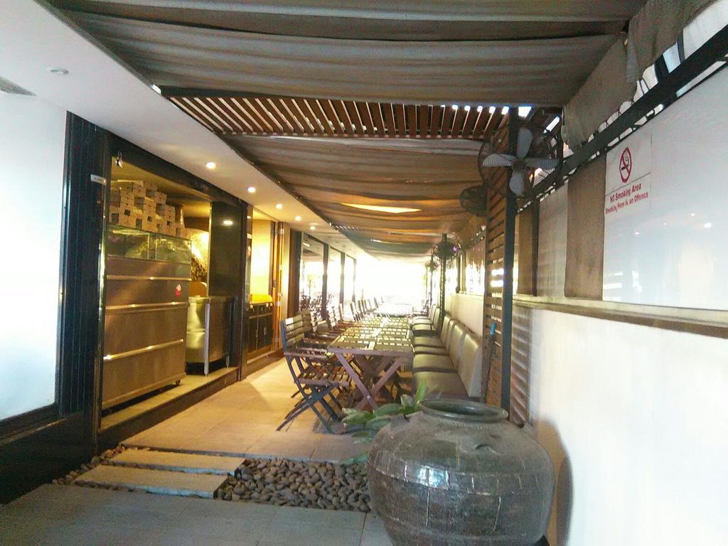 The Woods Manor Mg Road Hotel Kochi Kültér fotó