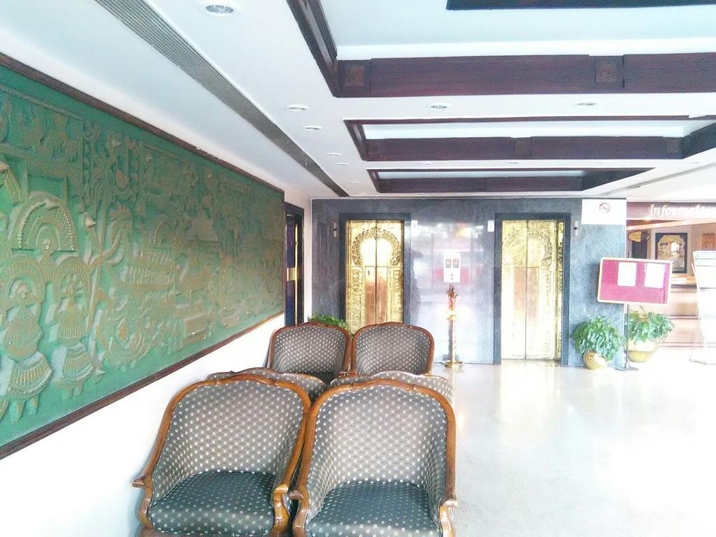 The Woods Manor Mg Road Hotel Kochi Kültér fotó