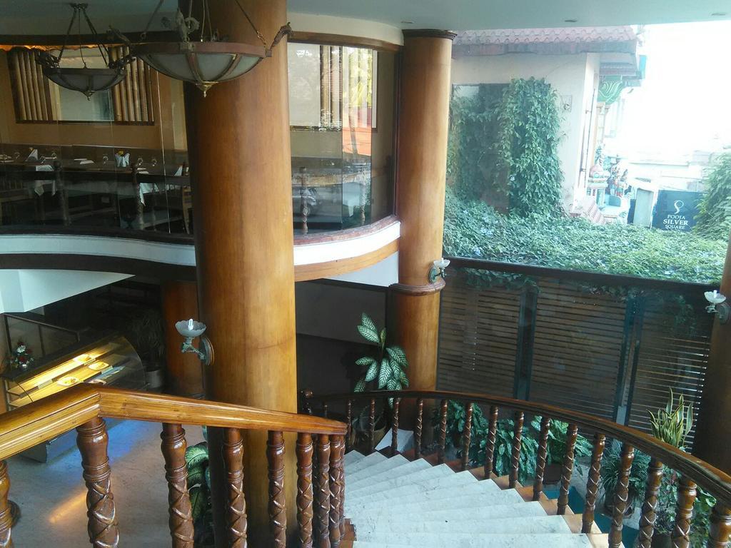 The Woods Manor Mg Road Hotel Kochi Kültér fotó