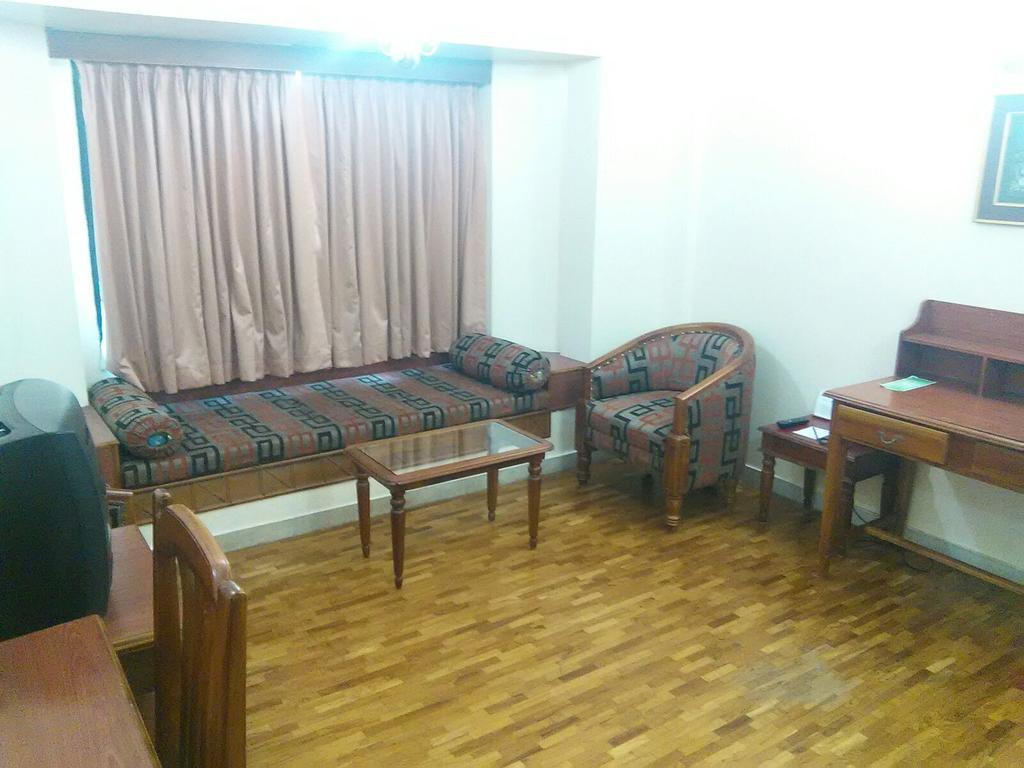 The Woods Manor Mg Road Hotel Kochi Kültér fotó