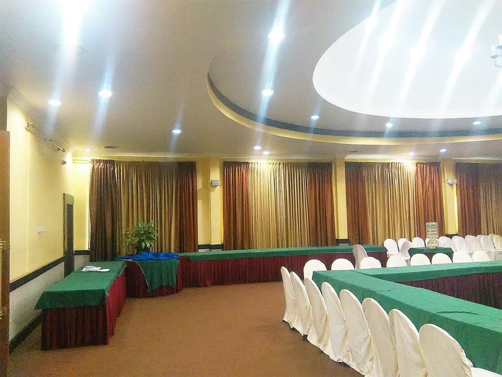 The Woods Manor Mg Road Hotel Kochi Kültér fotó