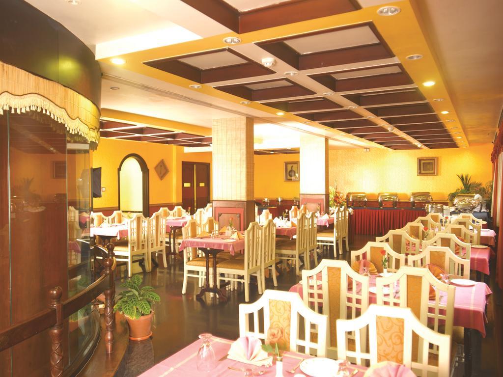 The Woods Manor Mg Road Hotel Kochi Kültér fotó
