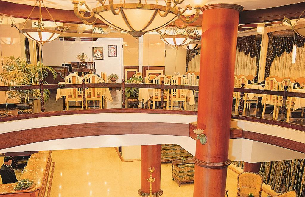 The Woods Manor Mg Road Hotel Kochi Kültér fotó