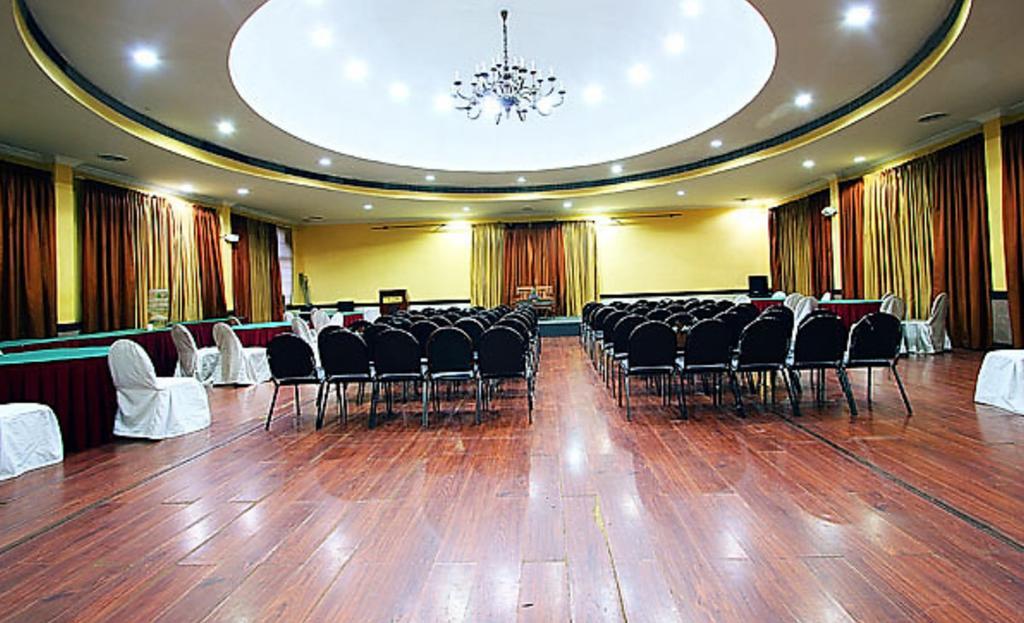 The Woods Manor Mg Road Hotel Kochi Kültér fotó