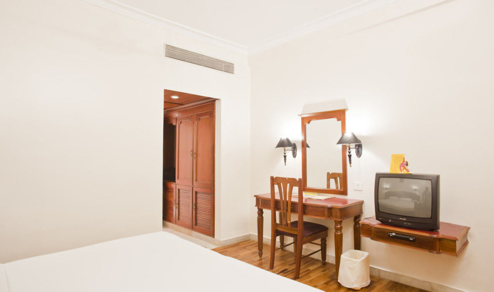 The Woods Manor Mg Road Hotel Kochi Kültér fotó