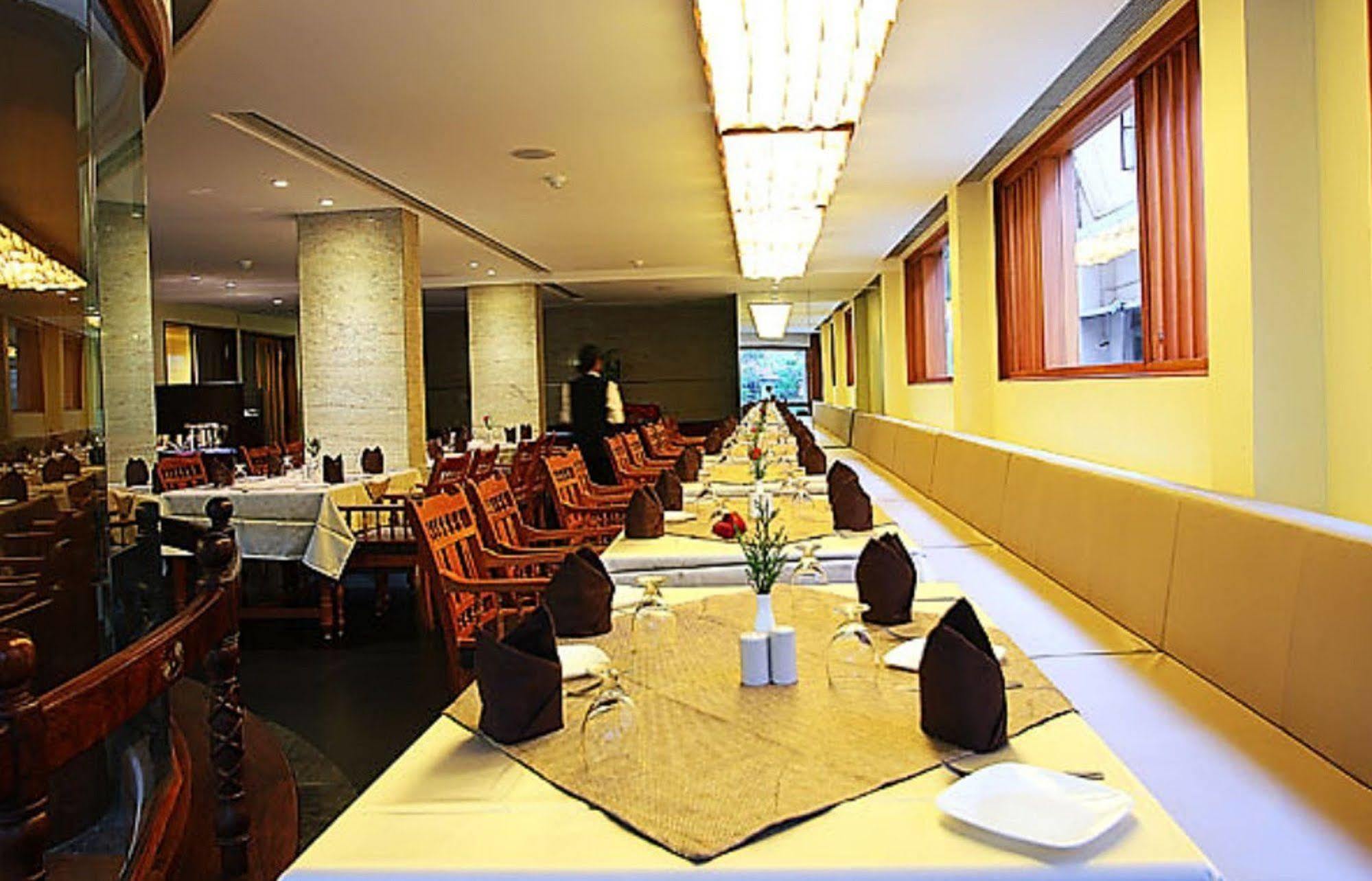 The Woods Manor Mg Road Hotel Kochi Kültér fotó