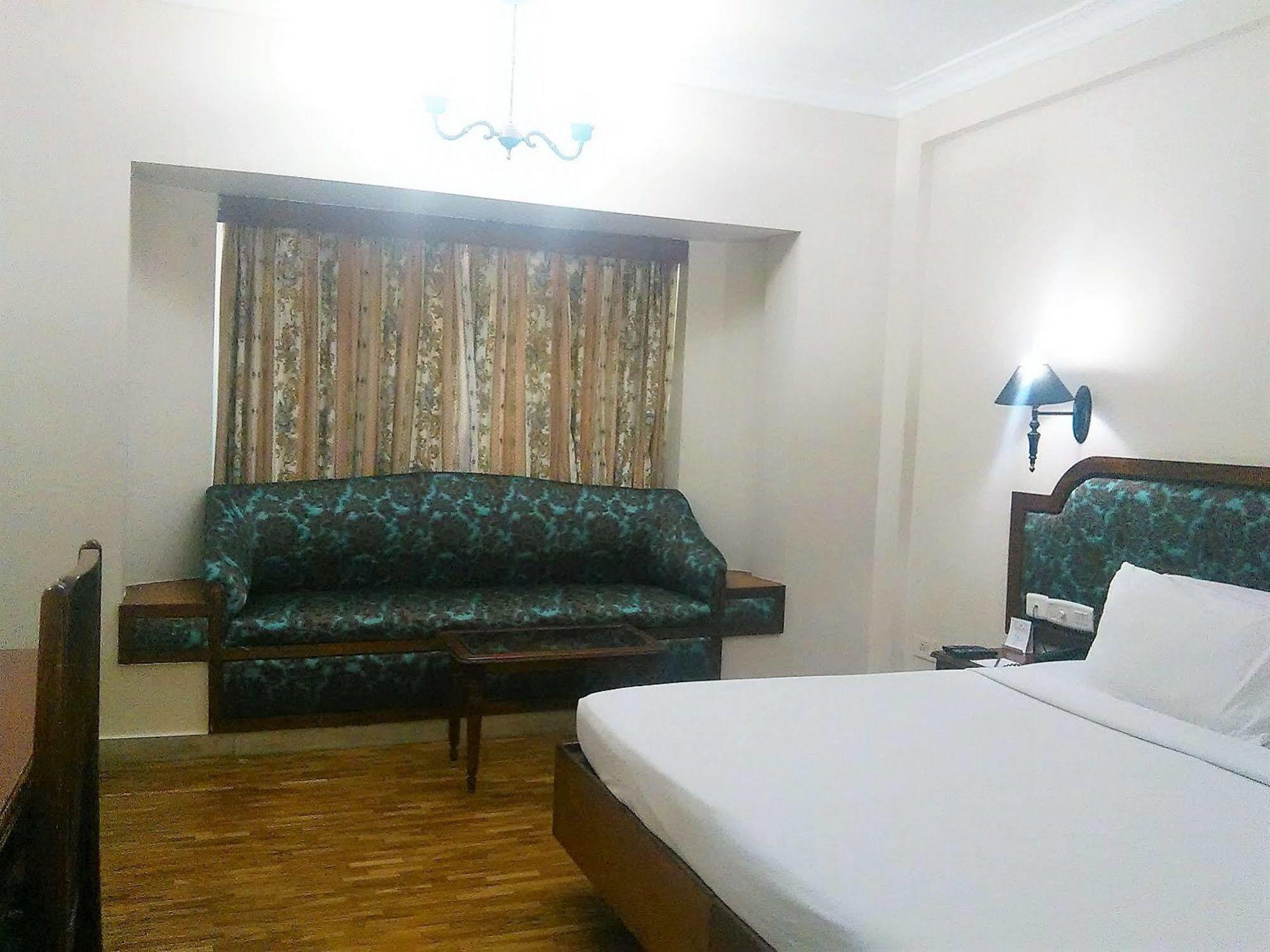 The Woods Manor Mg Road Hotel Kochi Kültér fotó