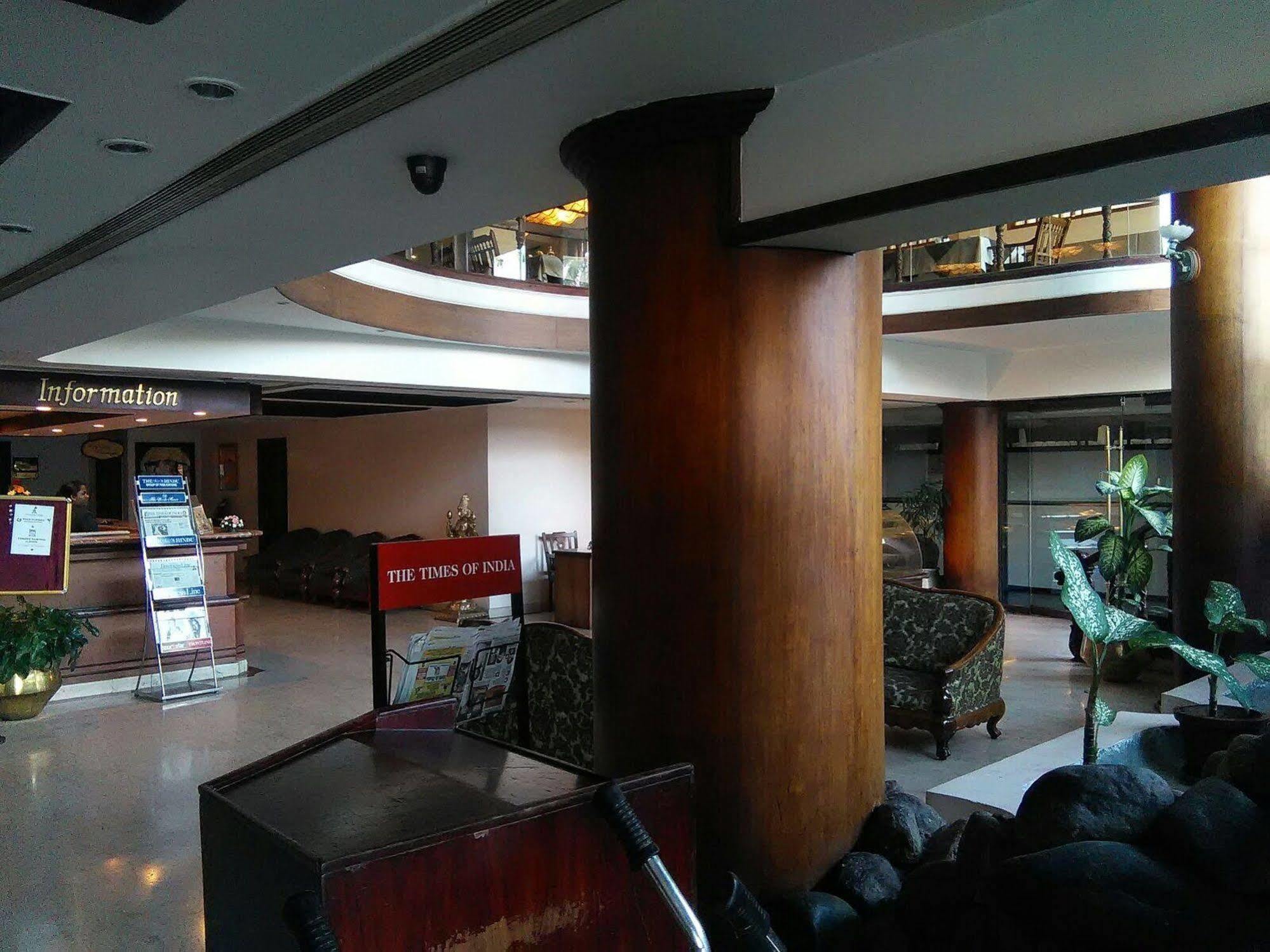 The Woods Manor Mg Road Hotel Kochi Kültér fotó