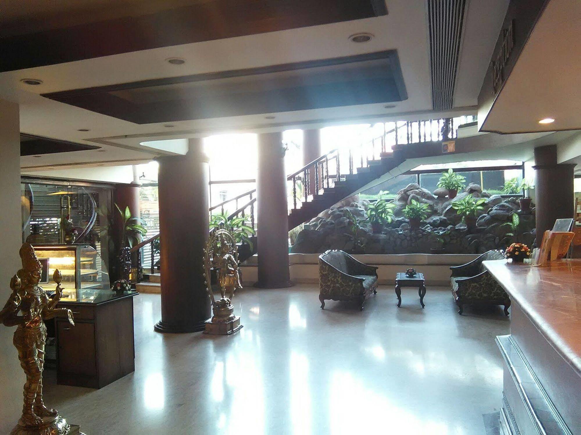 The Woods Manor Mg Road Hotel Kochi Kültér fotó