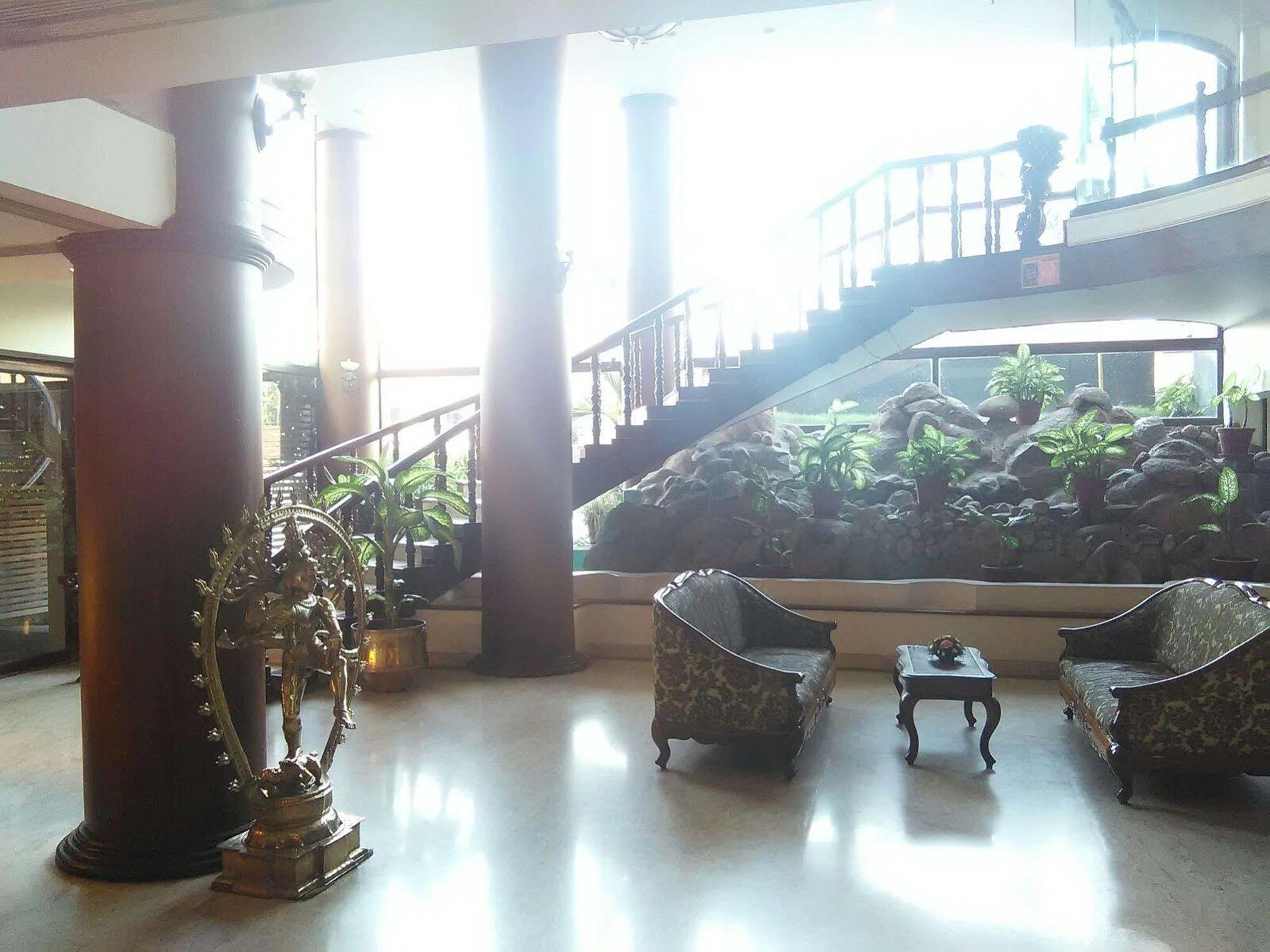The Woods Manor Mg Road Hotel Kochi Kültér fotó