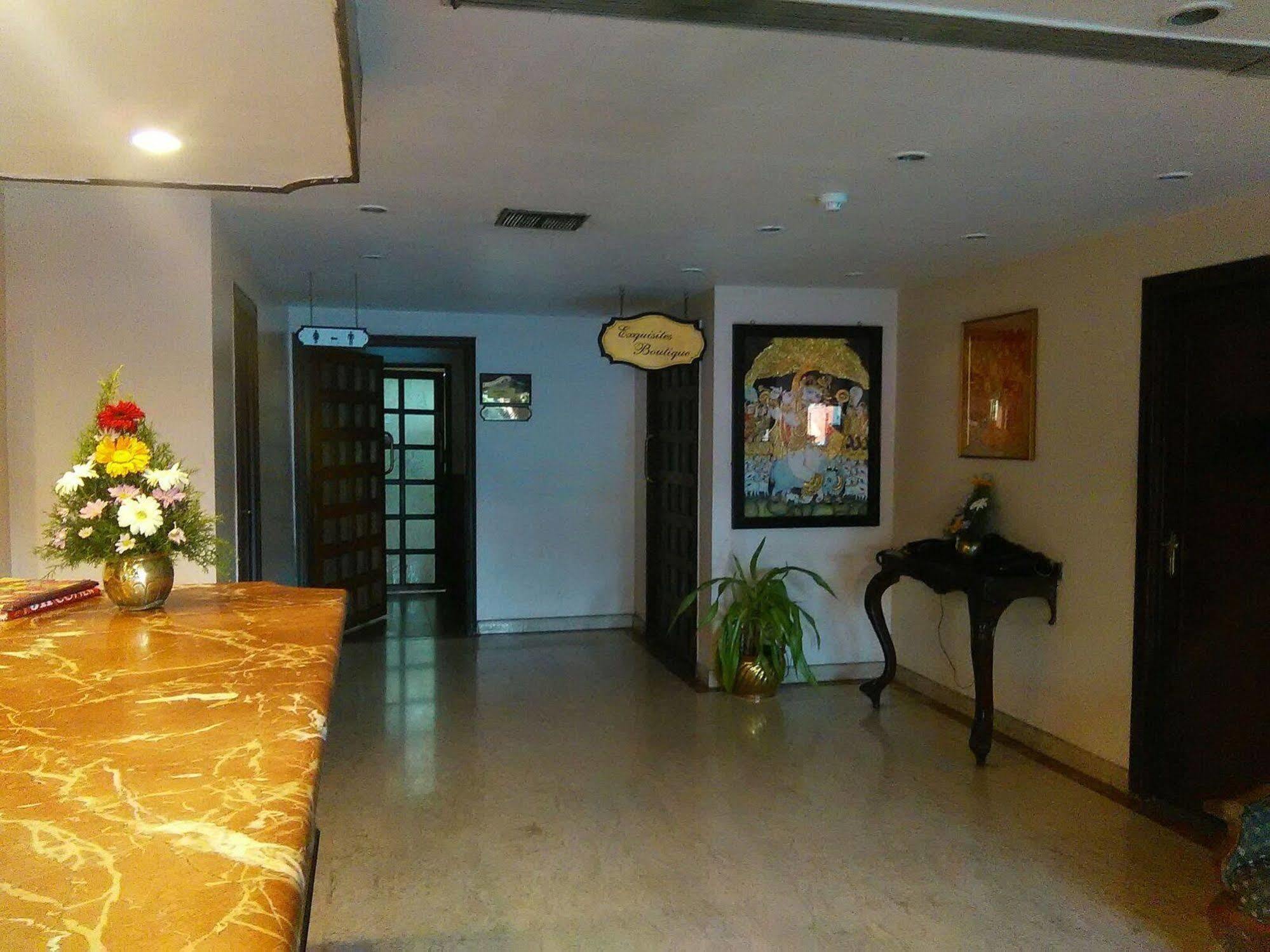 The Woods Manor Mg Road Hotel Kochi Kültér fotó