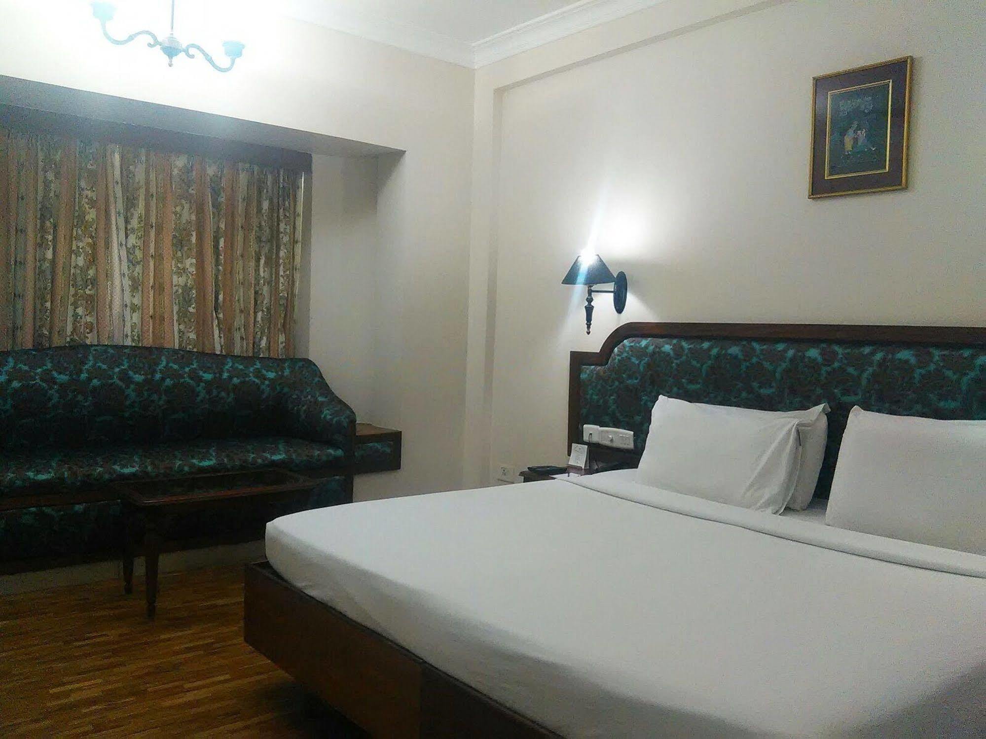 The Woods Manor Mg Road Hotel Kochi Kültér fotó