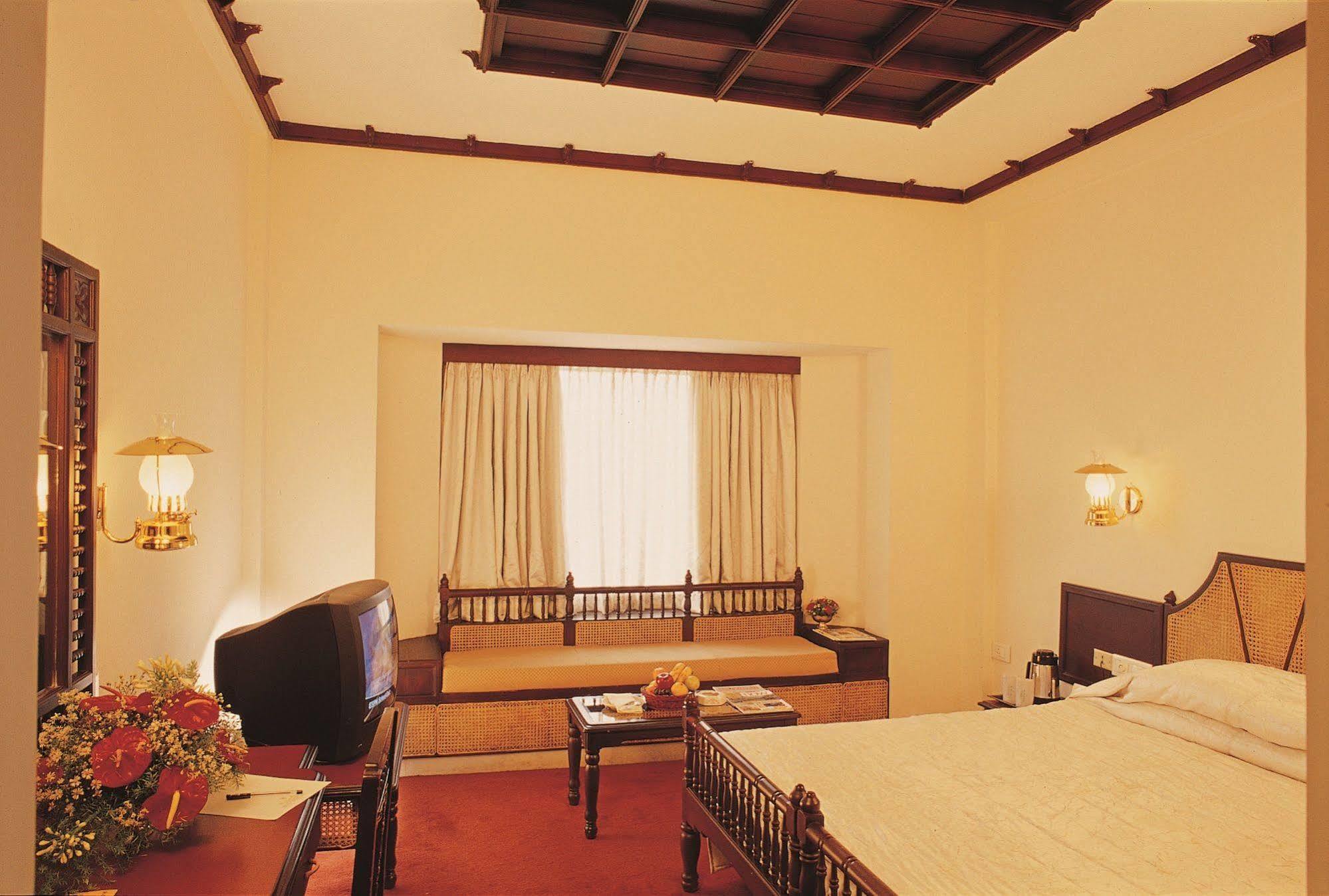 The Woods Manor Mg Road Hotel Kochi Kültér fotó