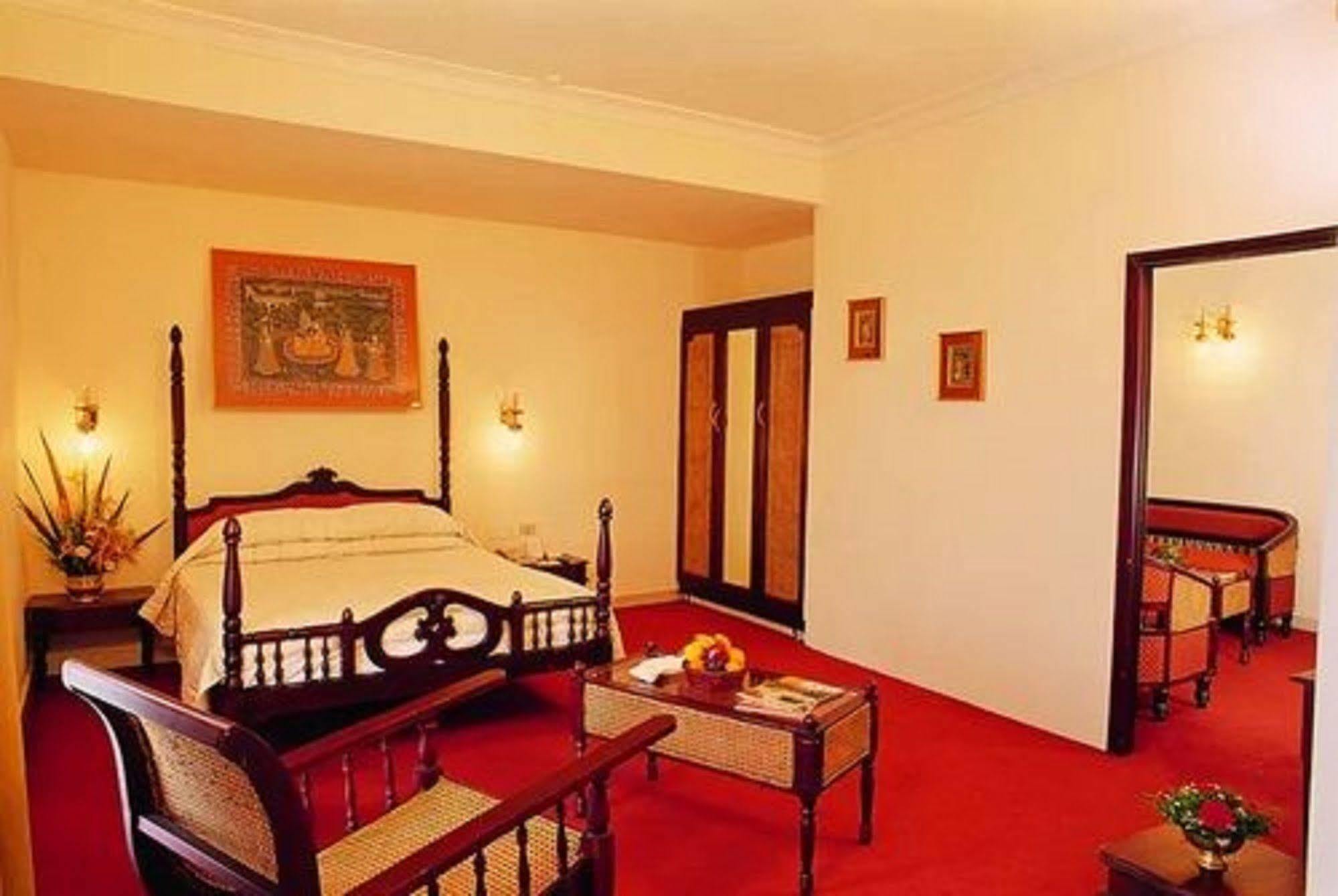 The Woods Manor Mg Road Hotel Kochi Kültér fotó