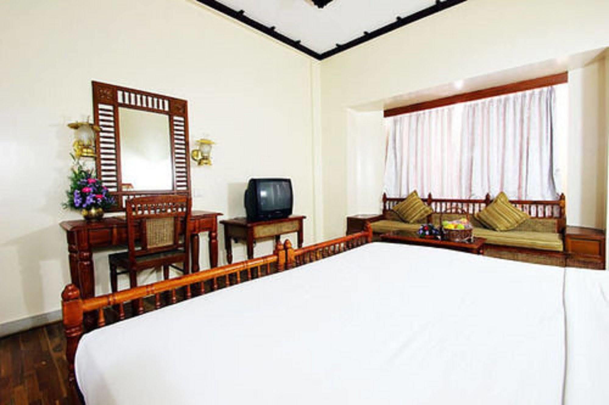 The Woods Manor Mg Road Hotel Kochi Kültér fotó