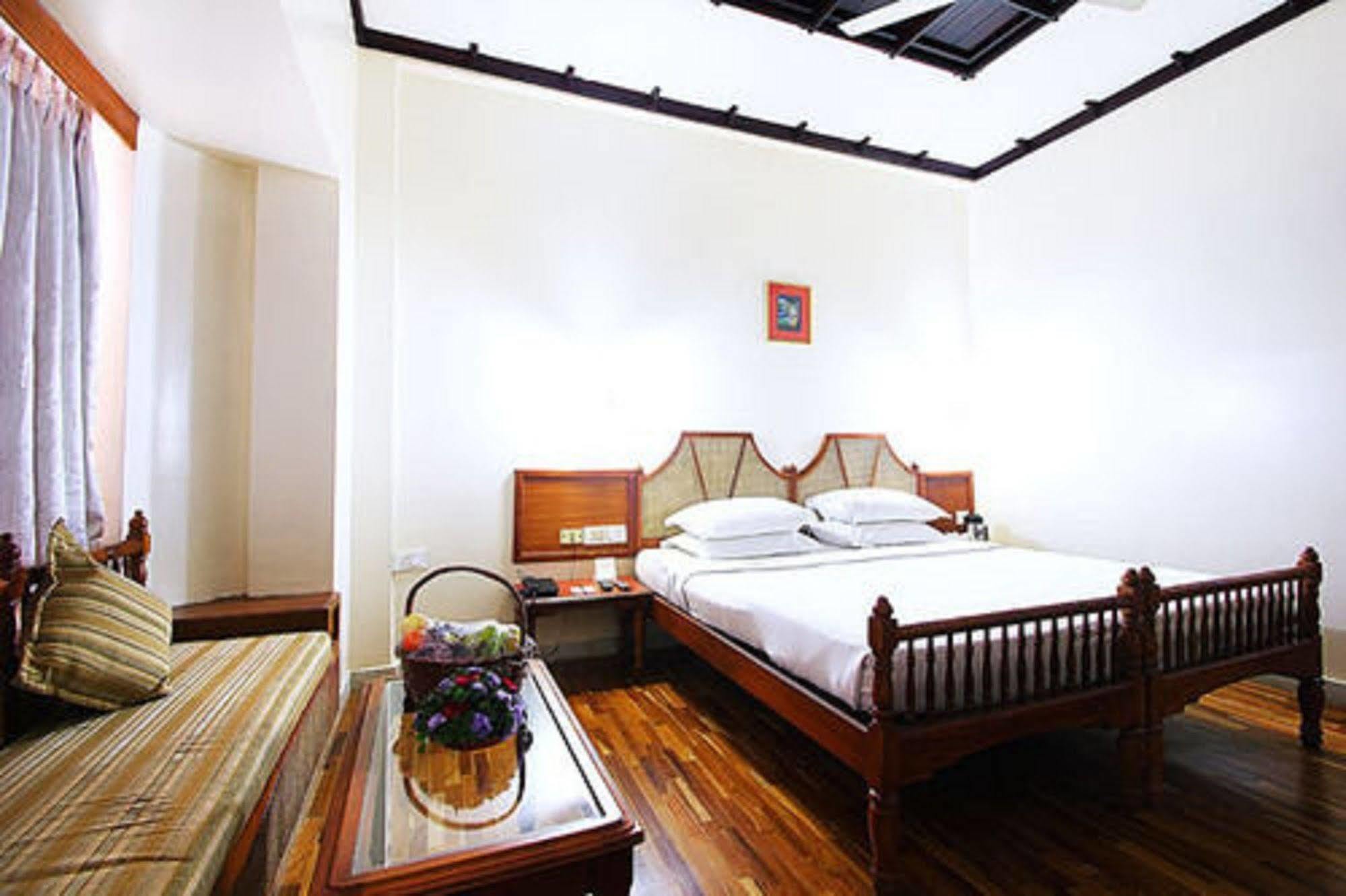 The Woods Manor Mg Road Hotel Kochi Kültér fotó