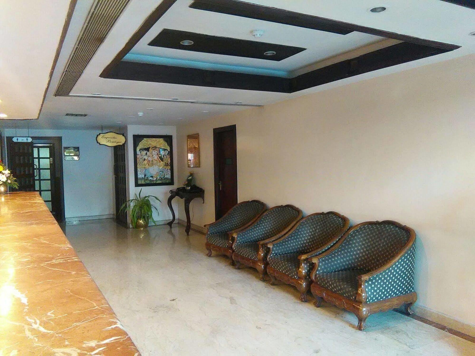 The Woods Manor Mg Road Hotel Kochi Kültér fotó