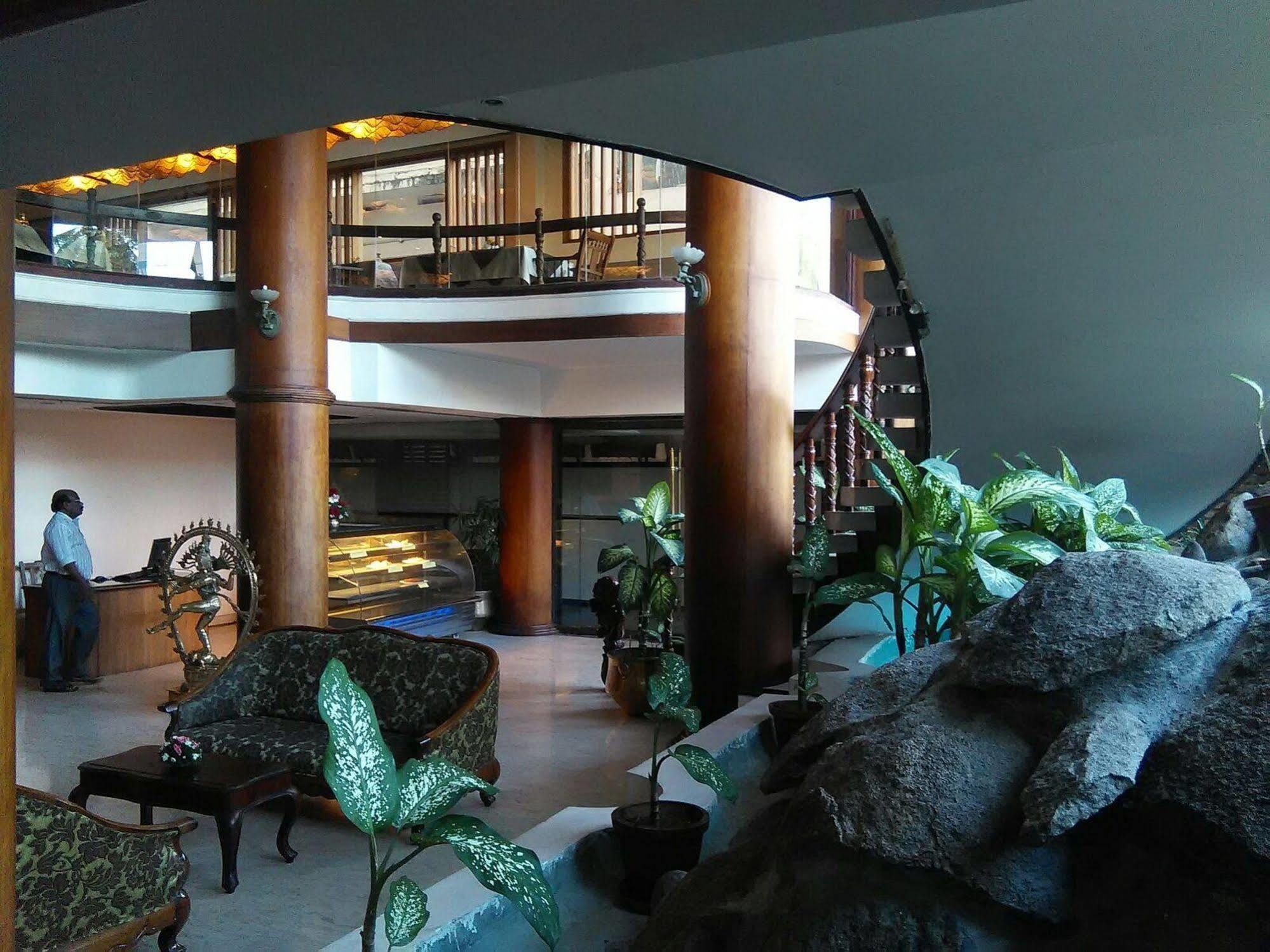 The Woods Manor Mg Road Hotel Kochi Kültér fotó