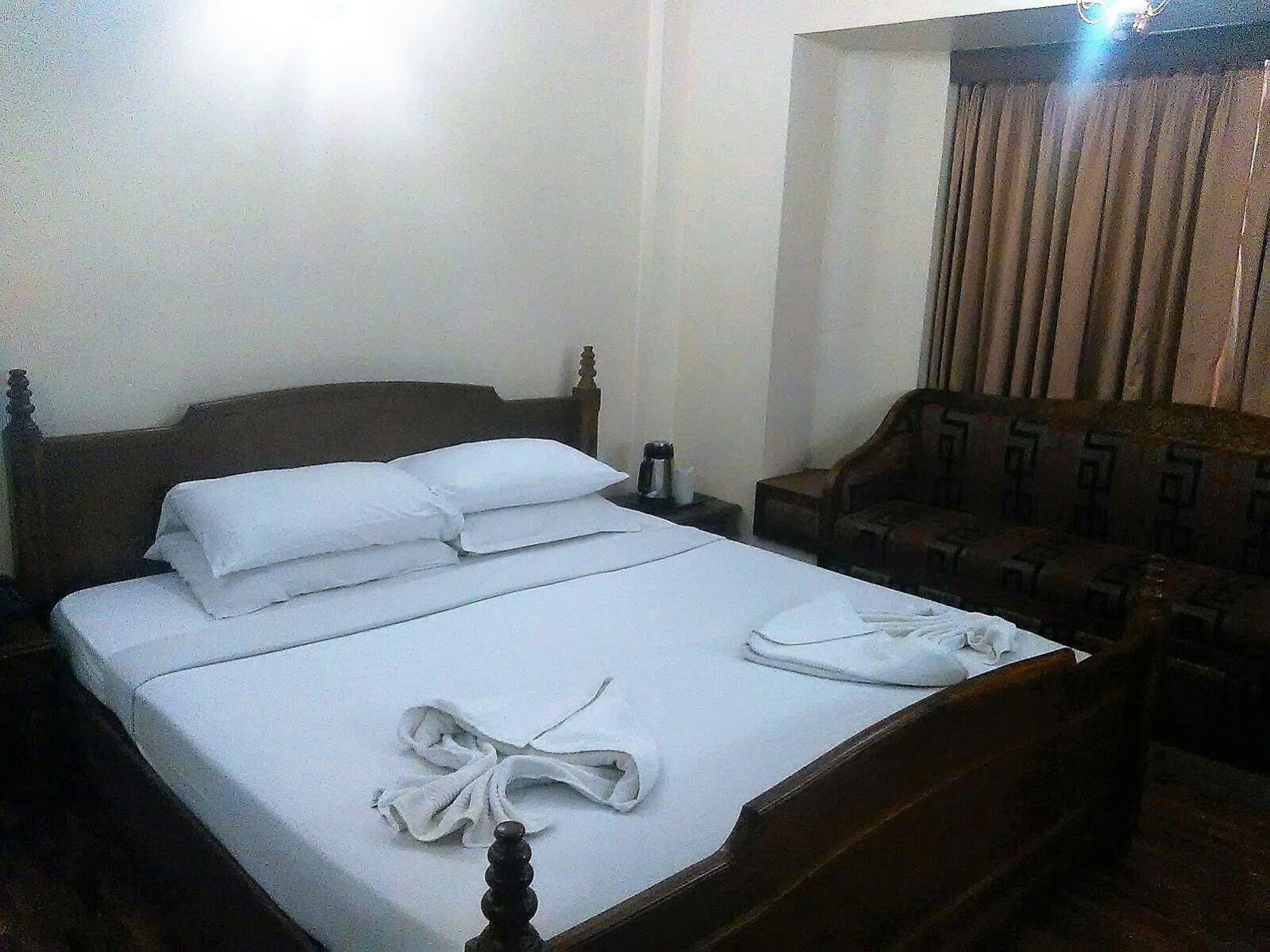 The Woods Manor Mg Road Hotel Kochi Kültér fotó