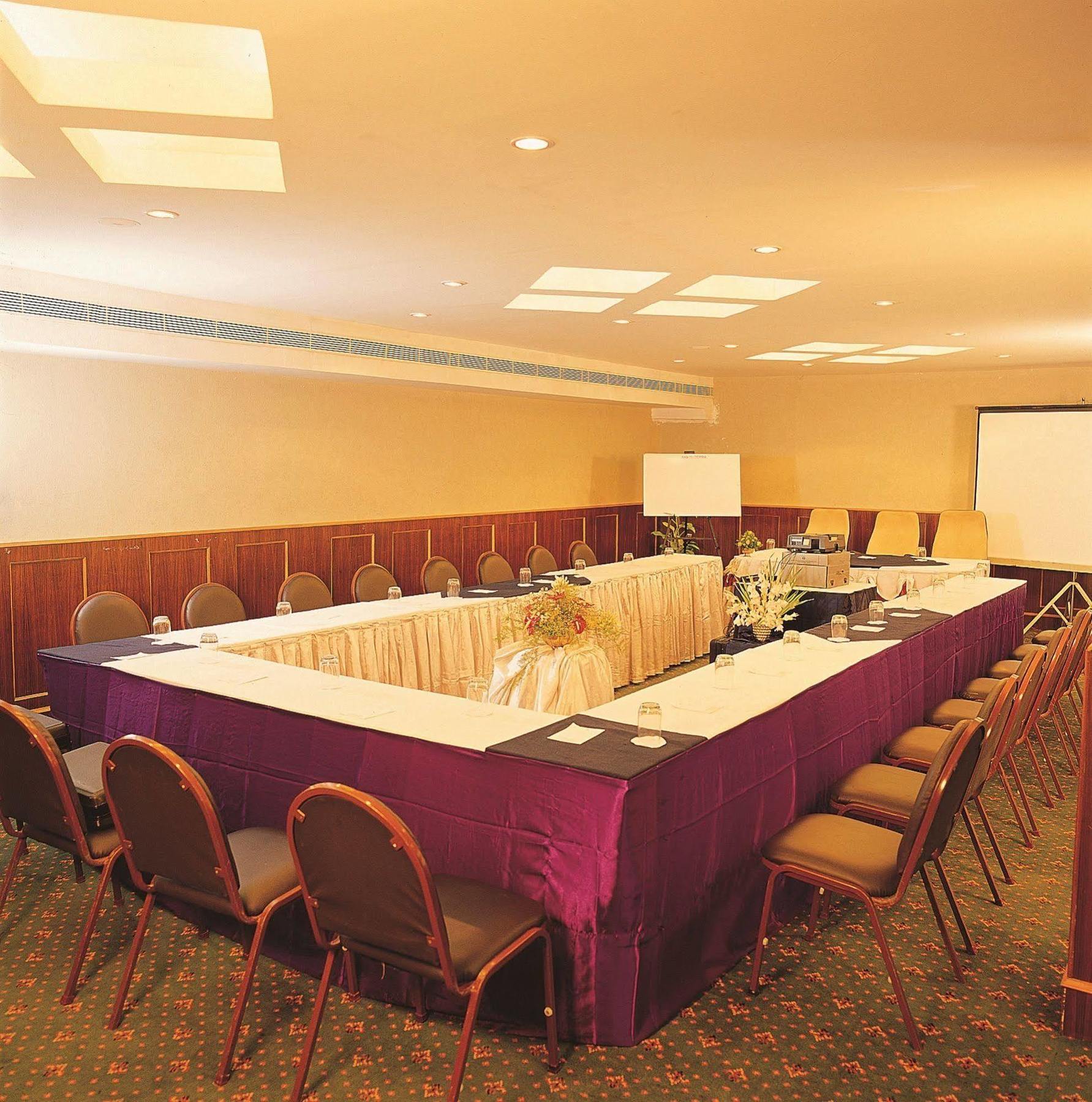 The Woods Manor Mg Road Hotel Kochi Kültér fotó