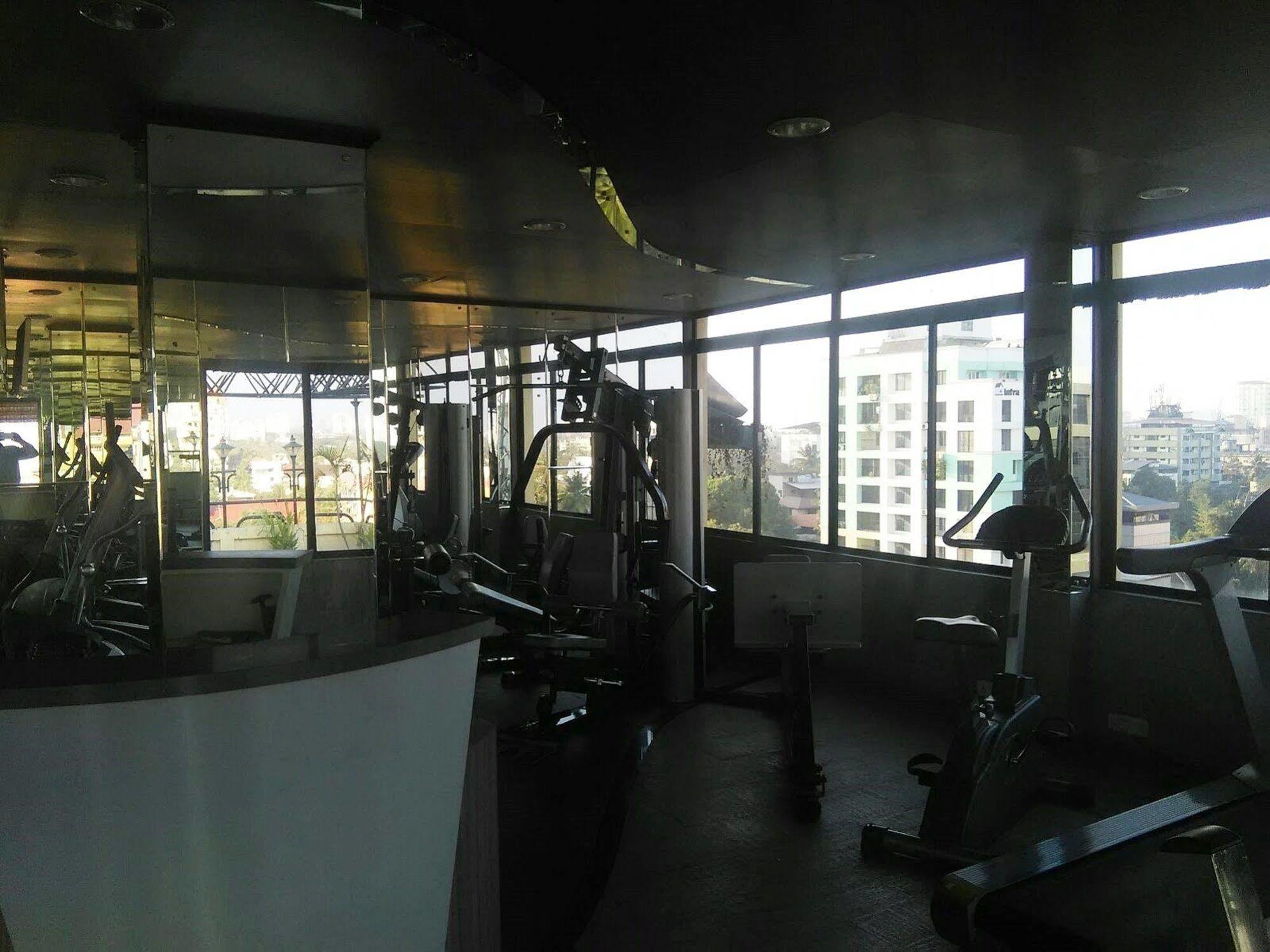 The Woods Manor Mg Road Hotel Kochi Kültér fotó